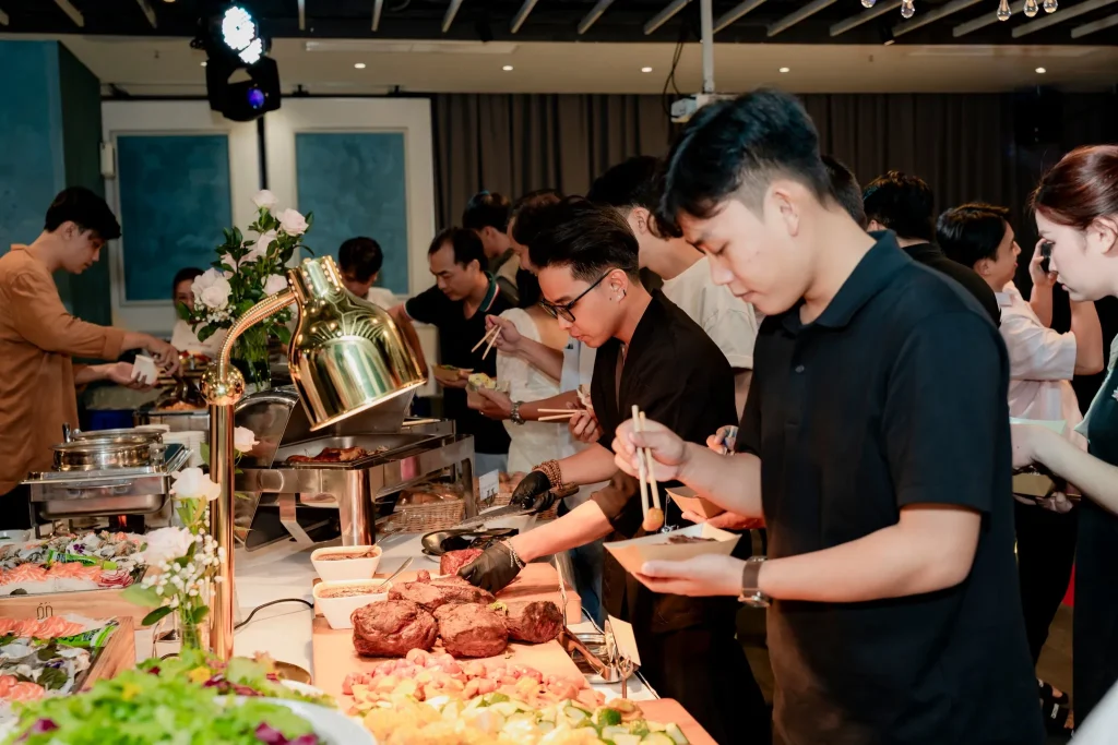 Tiệc tất niên set up theo hình tiệc buffet cũng là một lựa tuyệt vời cho bữa tiệc cuối năm